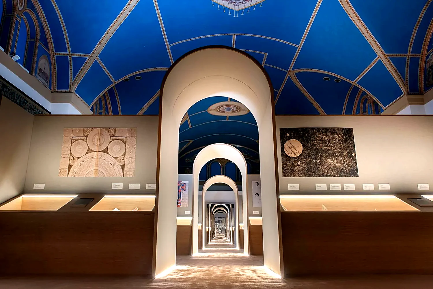 Il percorso di archi della mostra Laudato Sie ad Assisi, allestimento Exibiz