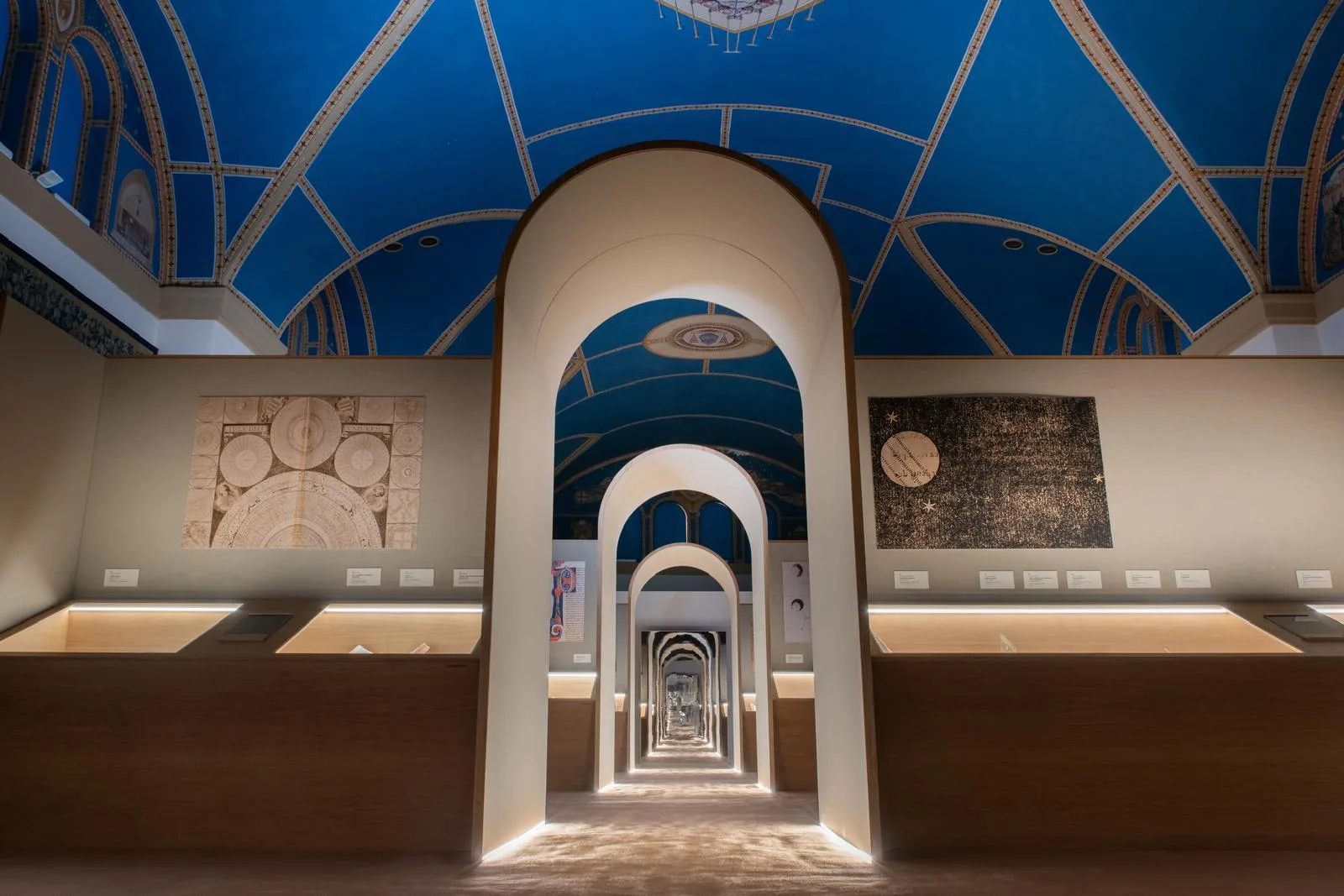 Il percorso di archi della mostra Laudato Sie ad Assisi, allestimento Exibiz